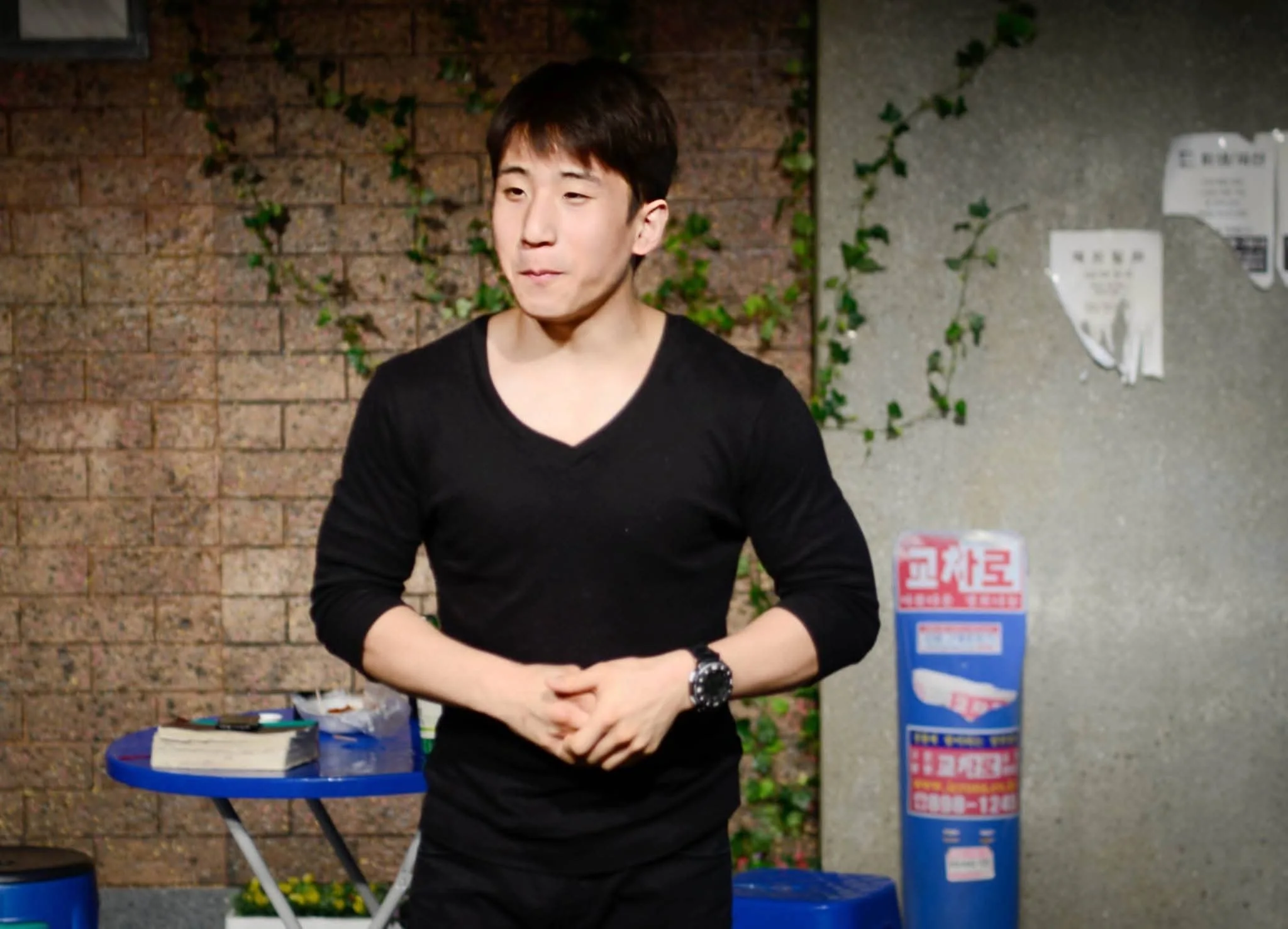 검은 상의를 입고 두 손을 모은 지눅햄 이진욱. 본인이 연극 활동 시기의 사진으로 공개한 모습