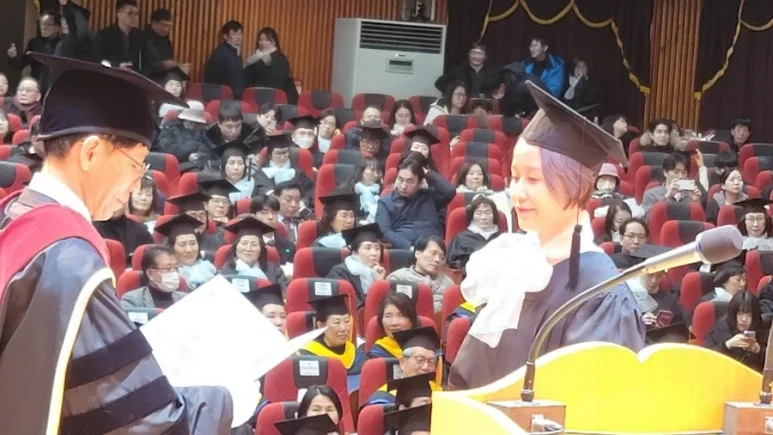 원광디지털대학교 학위수여식에서 학사복을 입고 상을 받는 경민규 대표