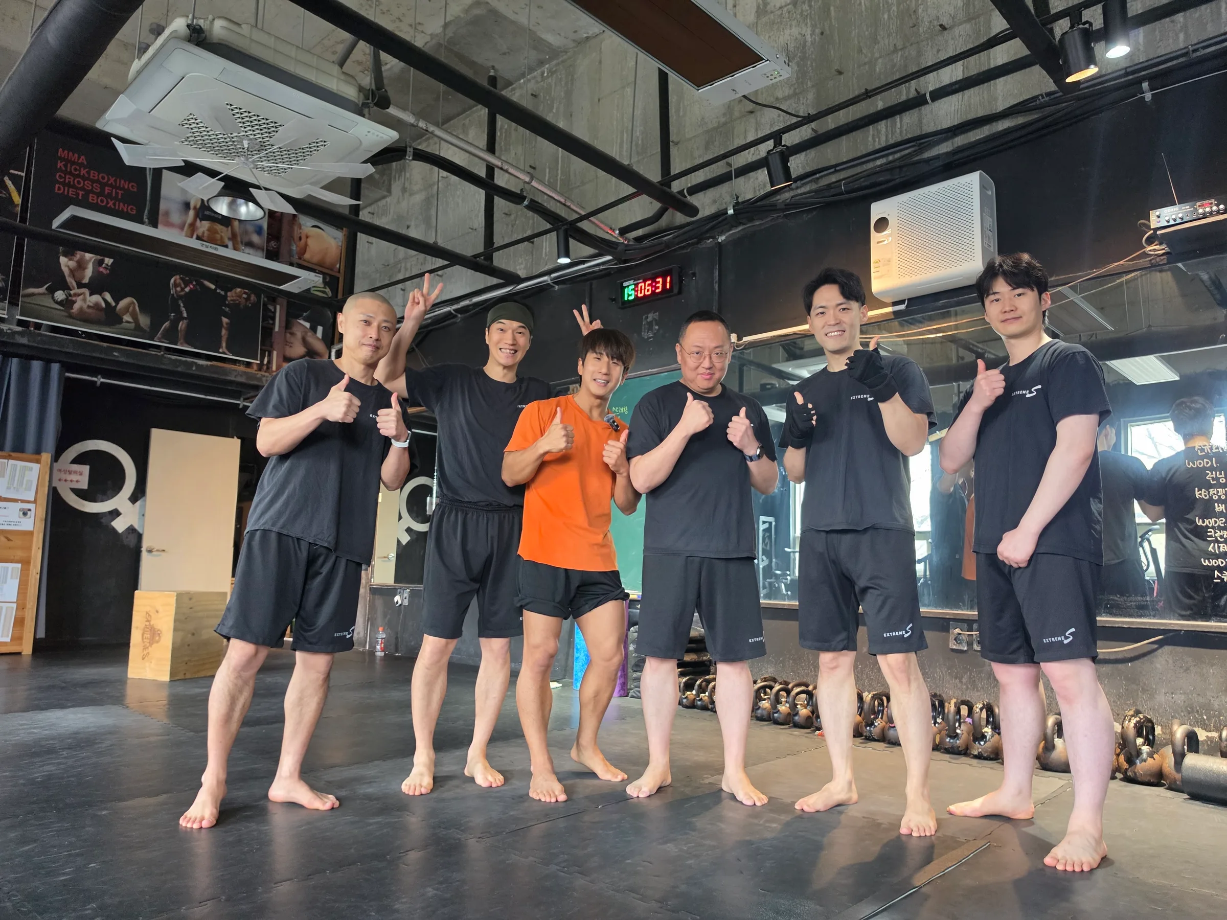 운동 공간에서 함께 엄지를 들어 보이는 지눅햄과 오프라인 클래스 참가자들